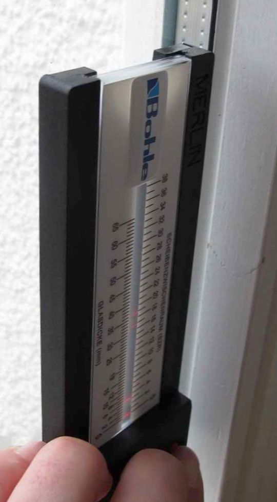 Bestimmung des Verglasungsaufbaus an einem Fenster