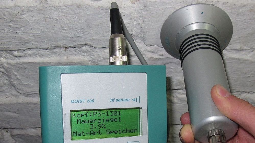 Baufeuchte in der Tiefe der Wand messen